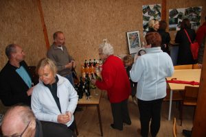 Efter indvielsen på Amfiteatret kunne man få sig en sodavand eller et glas vin i natur-teknik-hytten.