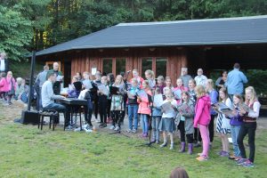 Kirkens børnekor sang for til fællessangene.