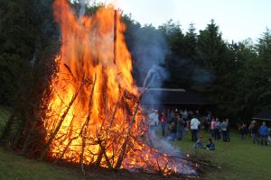 Bålet brændte lystigt og de mange fremmødte så på.