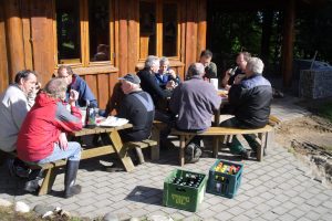 Uden mad og drikke duer helten ikke - så en god frokost med en øl eller sodavand får arbejdet til at gå let fra hånden over middag.