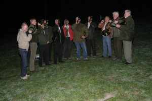 I buldrende mørke sluttede de velkendte jagthornsblæsere af med koncert ved Natur-Teknik-hytten.